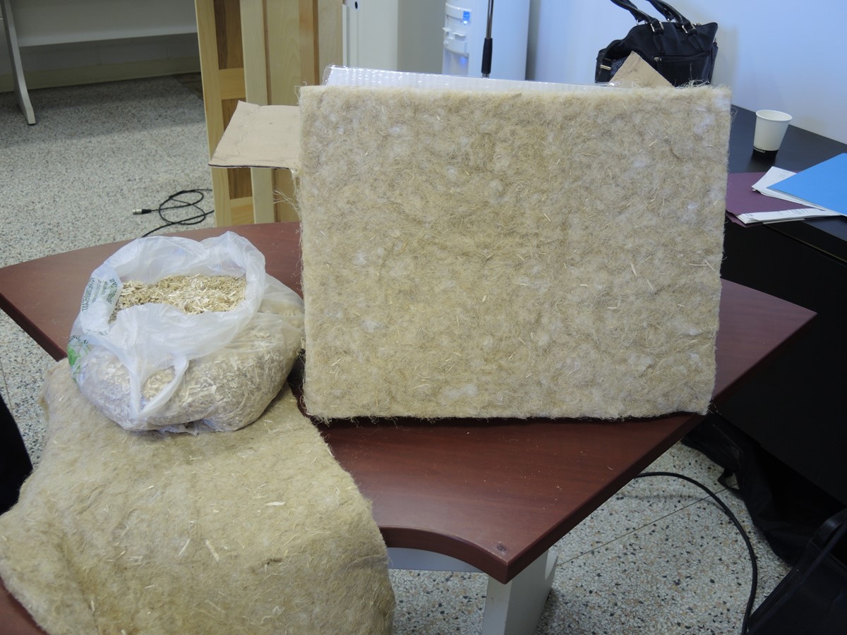 Les produits et les matériaux qui seront fabriqués dans la nouvelle usine de Nature Fibres sont des isolants, des feutres et des panneaux acoustiques et structurels, de même que des blocs de maçonnerie. Elle produira également les matières de base pour d’autres produits, tels les paillis horticoles, le béton de chanvre ainsi que des enduits muraux.