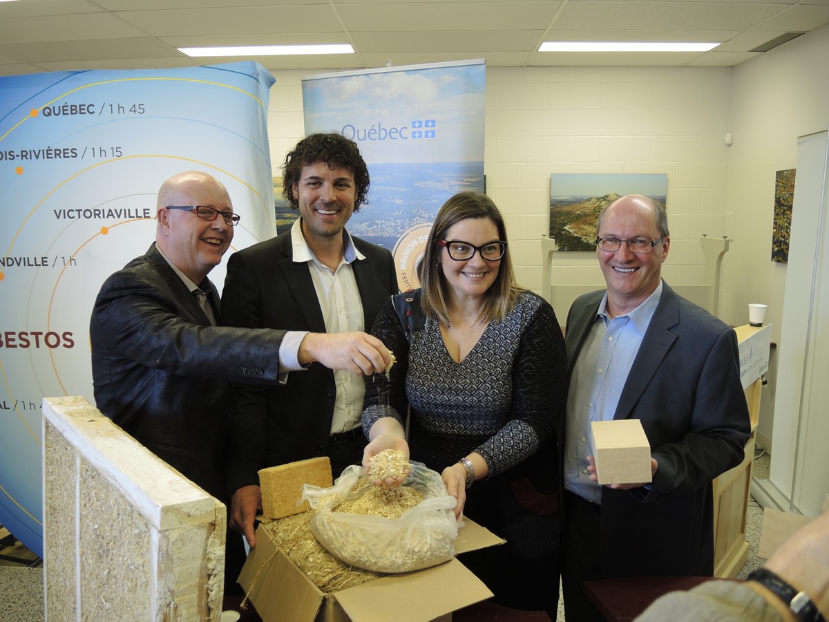 Hugues Grimard, préfet de la MRC des Sources, Olivier Gagnon, directeur général de la Coop Pré-Vert, Karine Vallières, députée de Richmond et Marc Nadeau, directeur général de Nature Fibres, ont procédé à une belle annonce pour la région.