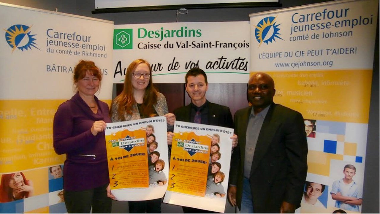 Les responsables du Trio étudiant Desjardins étaient réunis récemment à la Caisse Desjardins du Val-Saint-François afin de souligner le lancement de l’édition de 2017. Dans l’ordre habituel : Sylvie Bibeau, directrice générale et Krystel Lévesque, conseillère en emploi au Carrefour jeunesse-emploi des comtés de Richmond et Drummond-Bois-Francs ; Joé Robert, directeur de la Caisse Desjardins du Val-Saint-Francois ainsi que Mounirou Younoussa, conseiller en emploi au CJE du comté de Johnson. Absent sur la photo : Jacques Gosselin, directeur général du Carrefour jeunesse-emploi du comté de Johnson.