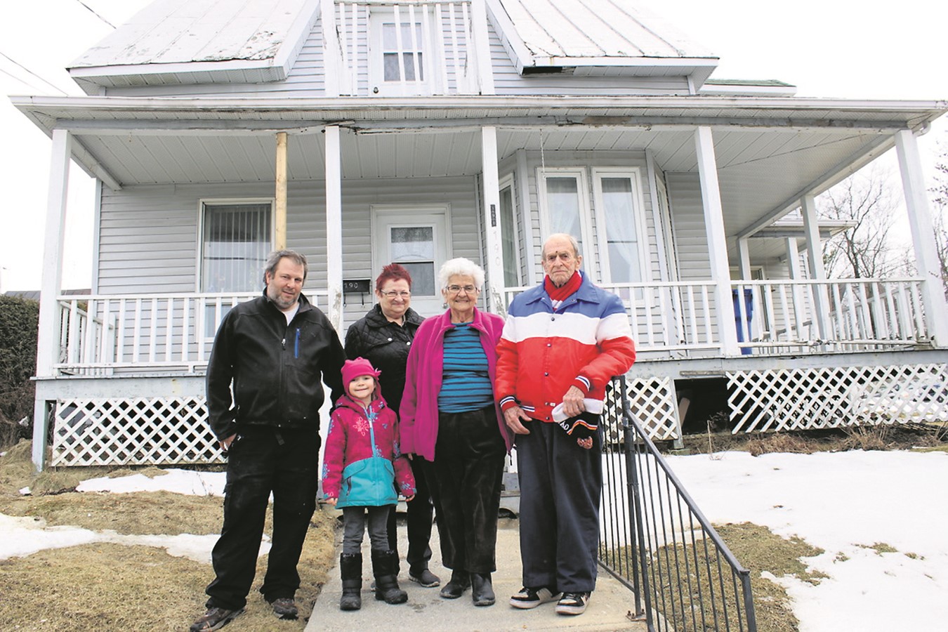De proches parents et amis, dont Steve, Allisia et Christiane, ont donné un coup de main à Liliane Roy et Jacques Péloquin (4e et 5e à partir de la gauche).