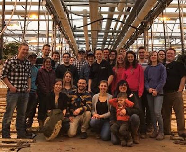  Les membres de la relève agricole de l’Estrie posent fièrement avec la coordonnatrice des serres La Frissonnante à Danville.