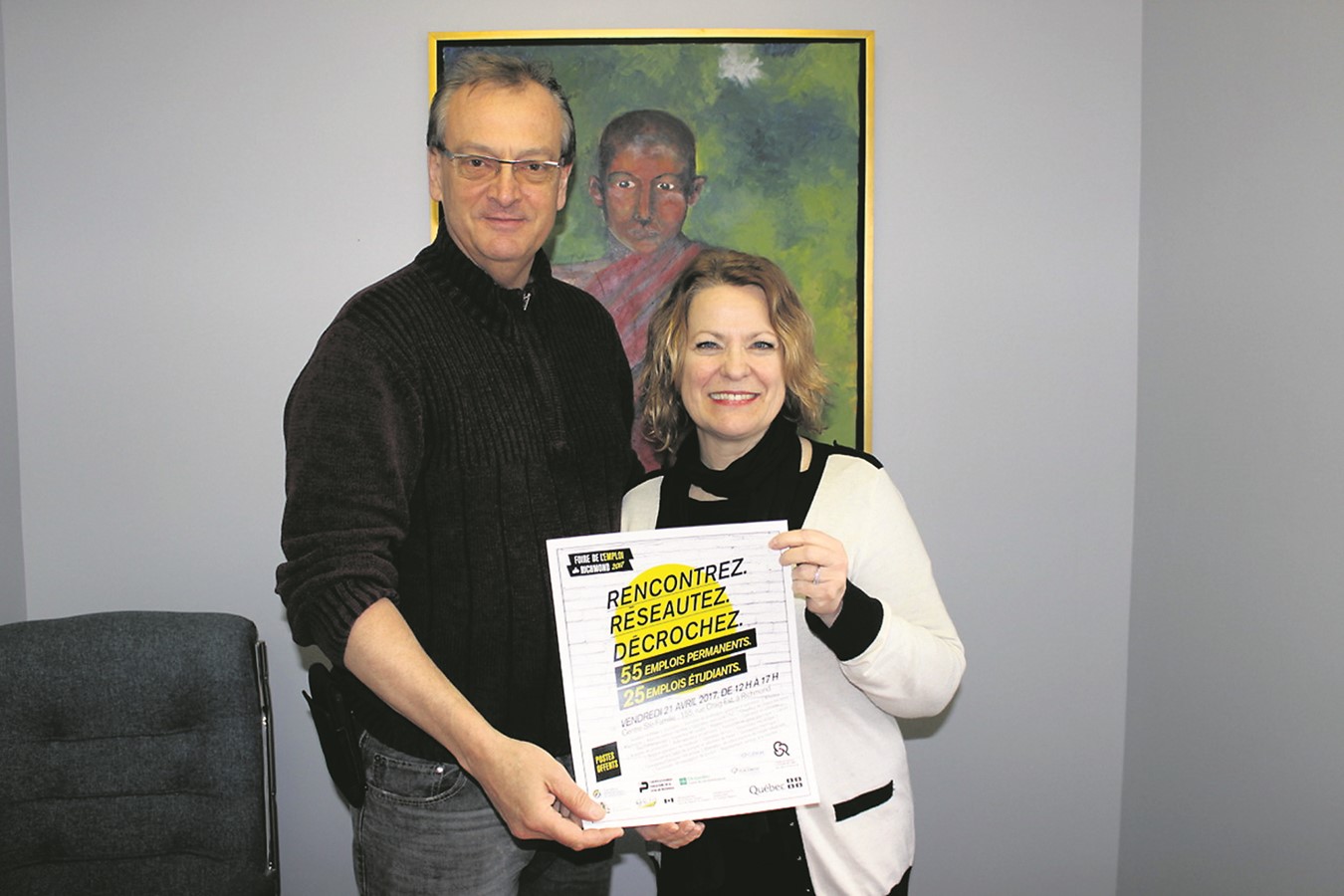 Martin Lafleur et Hélène Tousignant avec en main l’affiche de la Foire de l’emploi de Richmond 2017.
