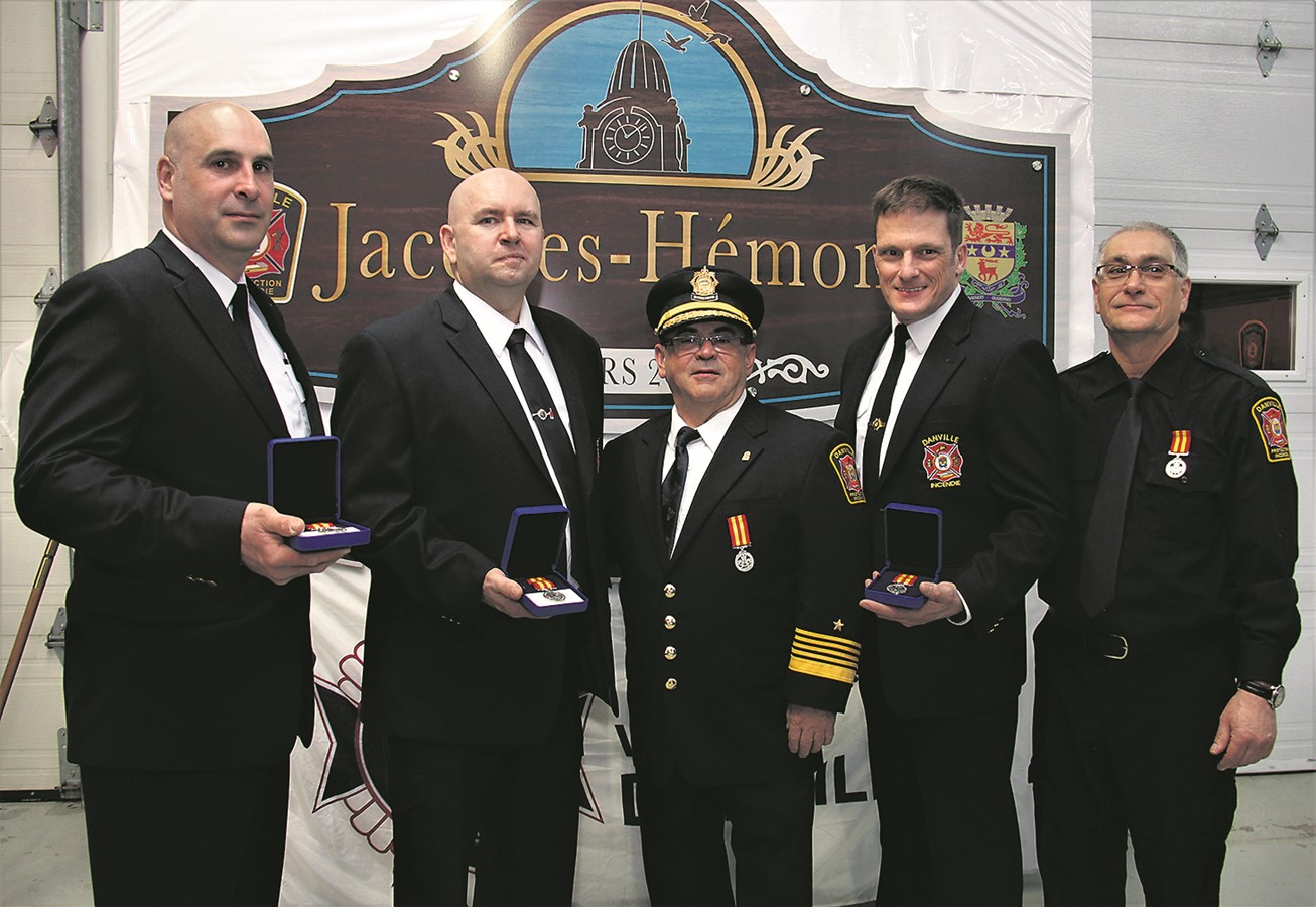 Les quatre récipiendaires de la médaille du Bureau de la Chancellerie du Gouverneur général du Canada, de gauche à droite, sont, en compagnie d’Alain Roy au centre, Mathieu Roy, Terrence Patterson, Luc Perreault et Mario Gauthier. (Photo Guy-Charles Amnotte)