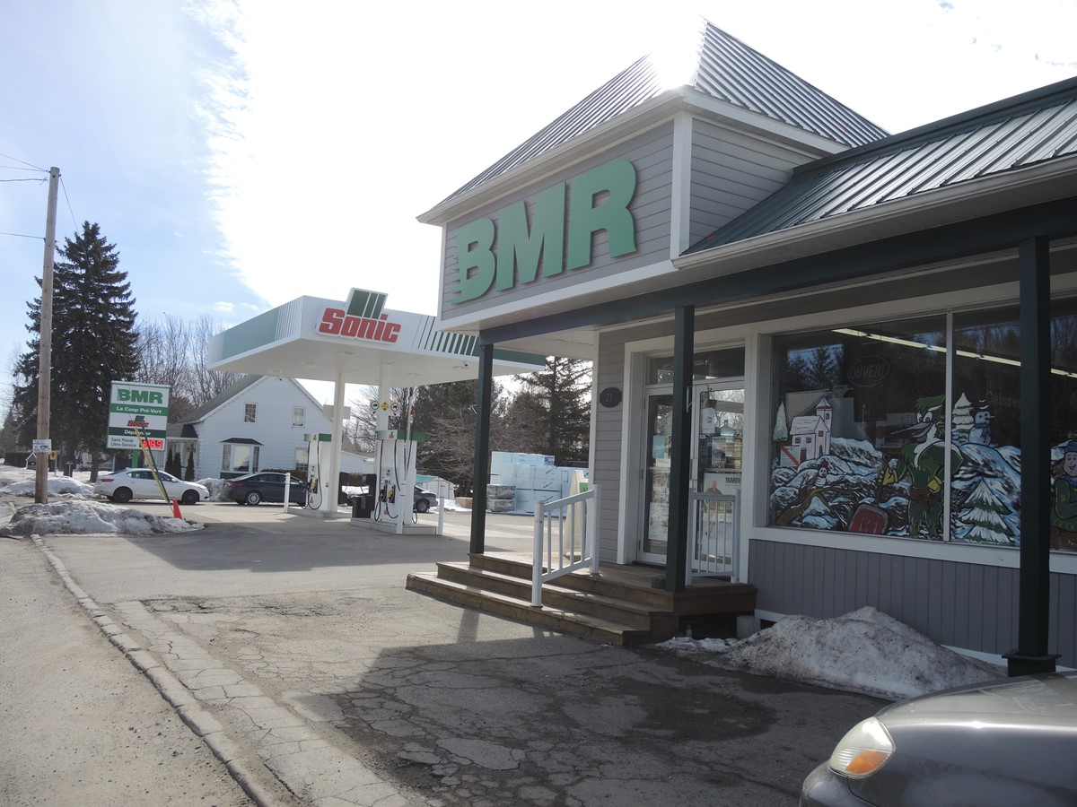 Station service, dépanneur et quincaillerie se retrouvent sous un même toit à Kingsey Falls.