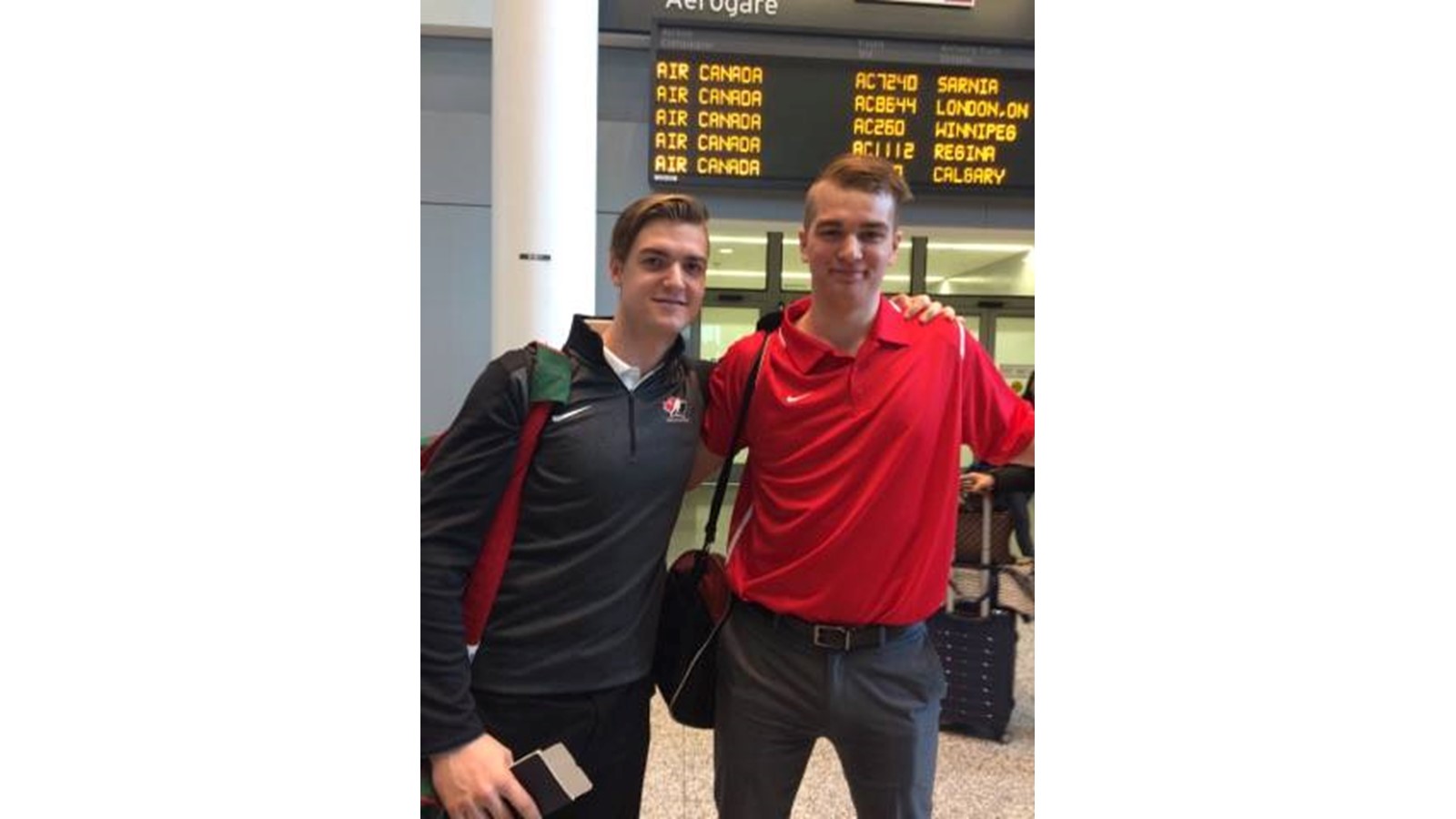 Jocktan Chainey et Alexis Gravel lors de leur départ de Toronto en direction de la Slovaquie au début du mois d’avril.