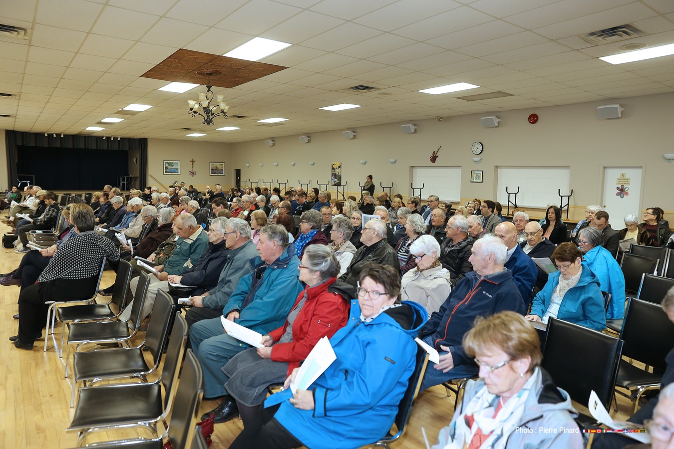 Les membres de la Caisse Desjardins du Val-Saint-François rassemblés au Centre régional du Bel Âge le 22 avril.