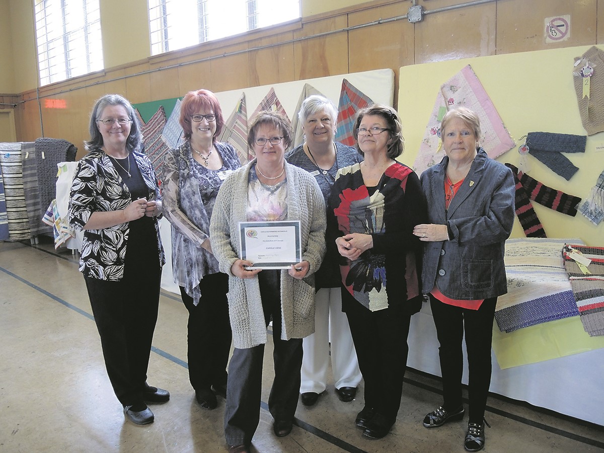 Au centre, la gagnante du prix Annie-Belle, Carole Viens, est entourée dans l’ordre habituel de Micheline Charest, Noel-Ange Roger, Céline Gagné, Dorothée Baldwin et Marjolaine Gagné.