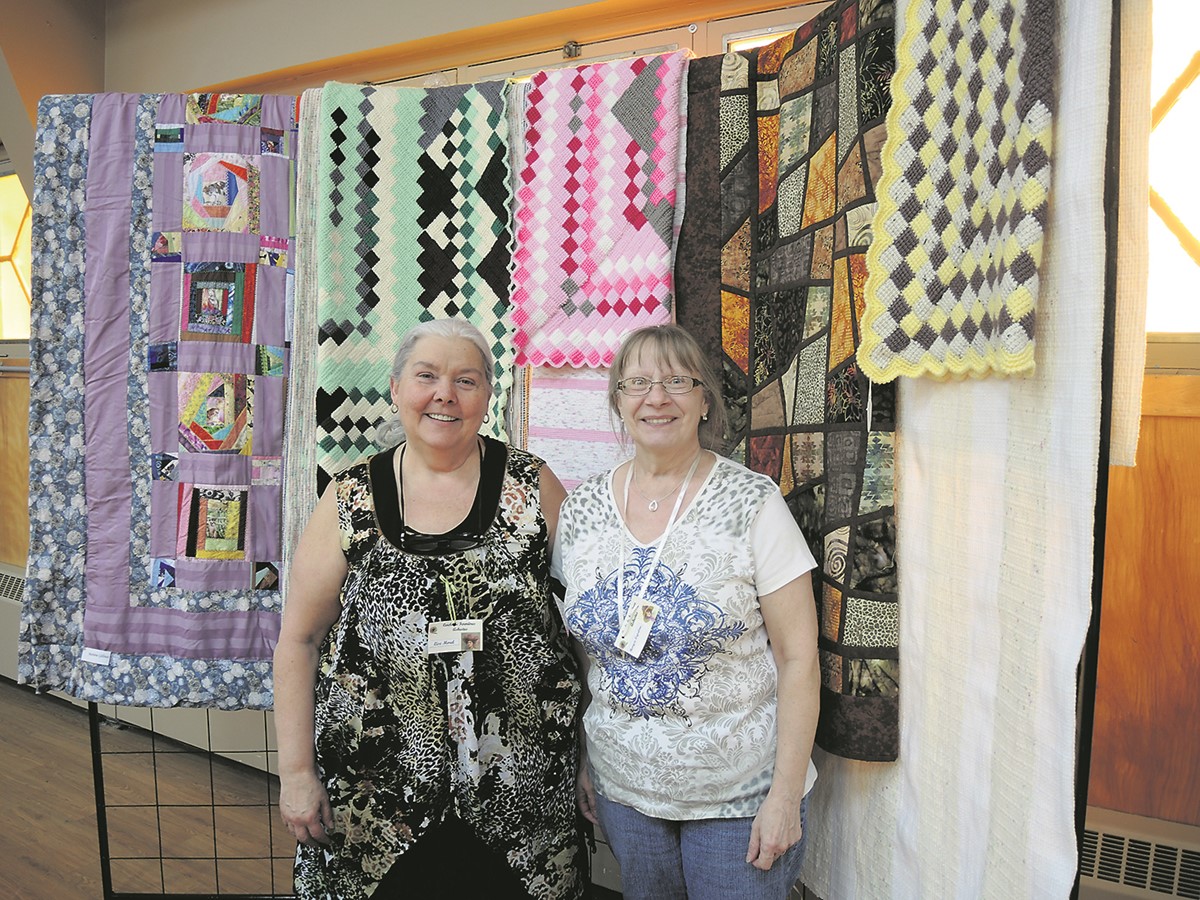 Lise Morel et Maryse Lapalme accueillaient les visiteurs à la salle Notre-Dame-de-toutes-joies lors de la plus récente exposition du Cercle de Fermières d’Asbestos.
