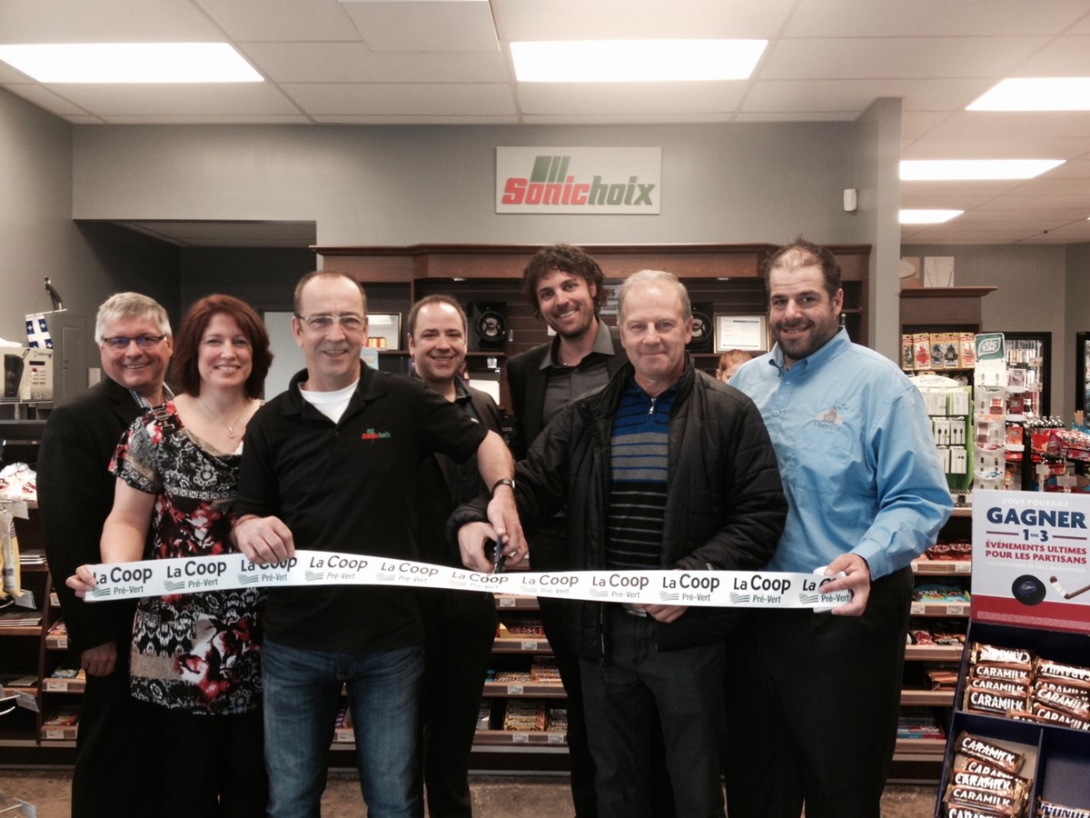 Lors de l’inauguration officielle, Carol Lehoux, Directeur réseau dépanneur Filgo, Mireille Giguère, vice-présidente du CA, Serge Poliquin, ancien propriétaire, Daniel Côté, superviseur aux ventes Sonic, Olivier Gagnon, Directeur général La Coop Pré-Vert, Jocelyn Dion, Président du CA La Coop Pré-Vert et Stéphane Roy, Conseiller maire suppléant, étaient réunis.