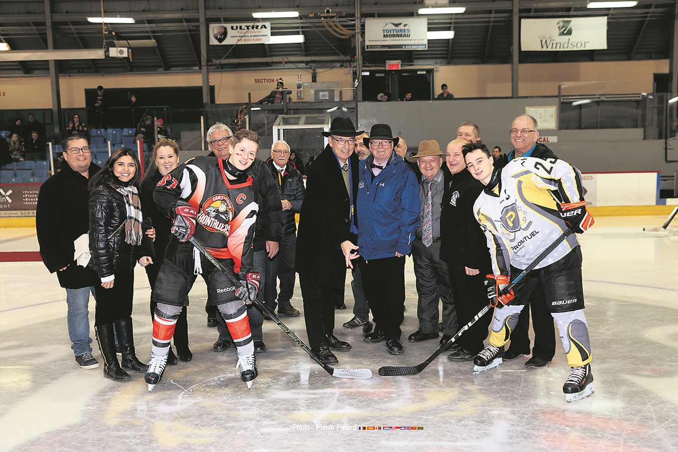 Au centre de la photo, Gérard Bélanger procédait à la mise en jeu officielle lors de la 49e édition du Tournoi national pee-wee et bantam en février 2017. 