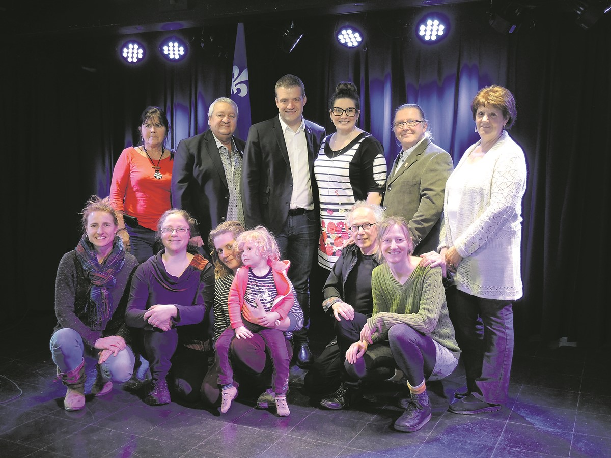 Pierre Therrien, préfet-suppléant de la MRC des Sources et maire de la Municipalité de Saint-Adrien, Luc Fortin, ministre de la Culture et des Communications, ministre de la Protection et de la promotion de la langue française et ministre responsable de la région de l’Estrie, Karine Vallières, députée de Richmond et adjointe parlementaire du premier ministre (volet jeunesse) et Benoit Bourassa, maire de la Municipalité de Saint-Camille étaient en compagnie des promoteurs des projets soutenus.