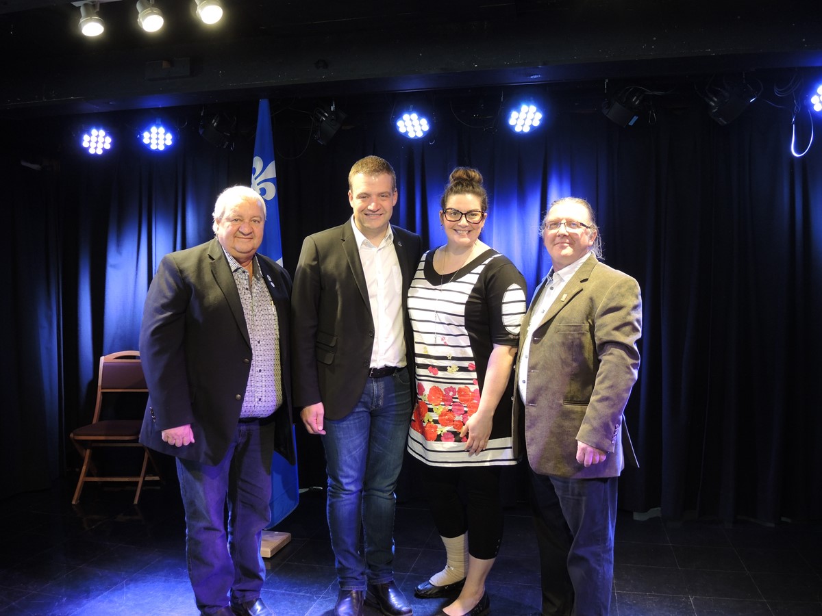 Pierre Therrien, préfet-suppléant de la MRC des Sources et maire de la Municipalité de Saint-Adrien, Luc Fortin, ministre de la Culture et des Communications, ministre de la Protection et de la promotion de la langue française et ministre responsable de la région de l’Estrie, Karine Vallières, députée de Richmond et adjointe parlementaire du premier ministre (volet jeunesse) et Benoit Bourassa, maire de la Municipalité de Saint-Camille ont annoncé un investissement de 22 100 $.