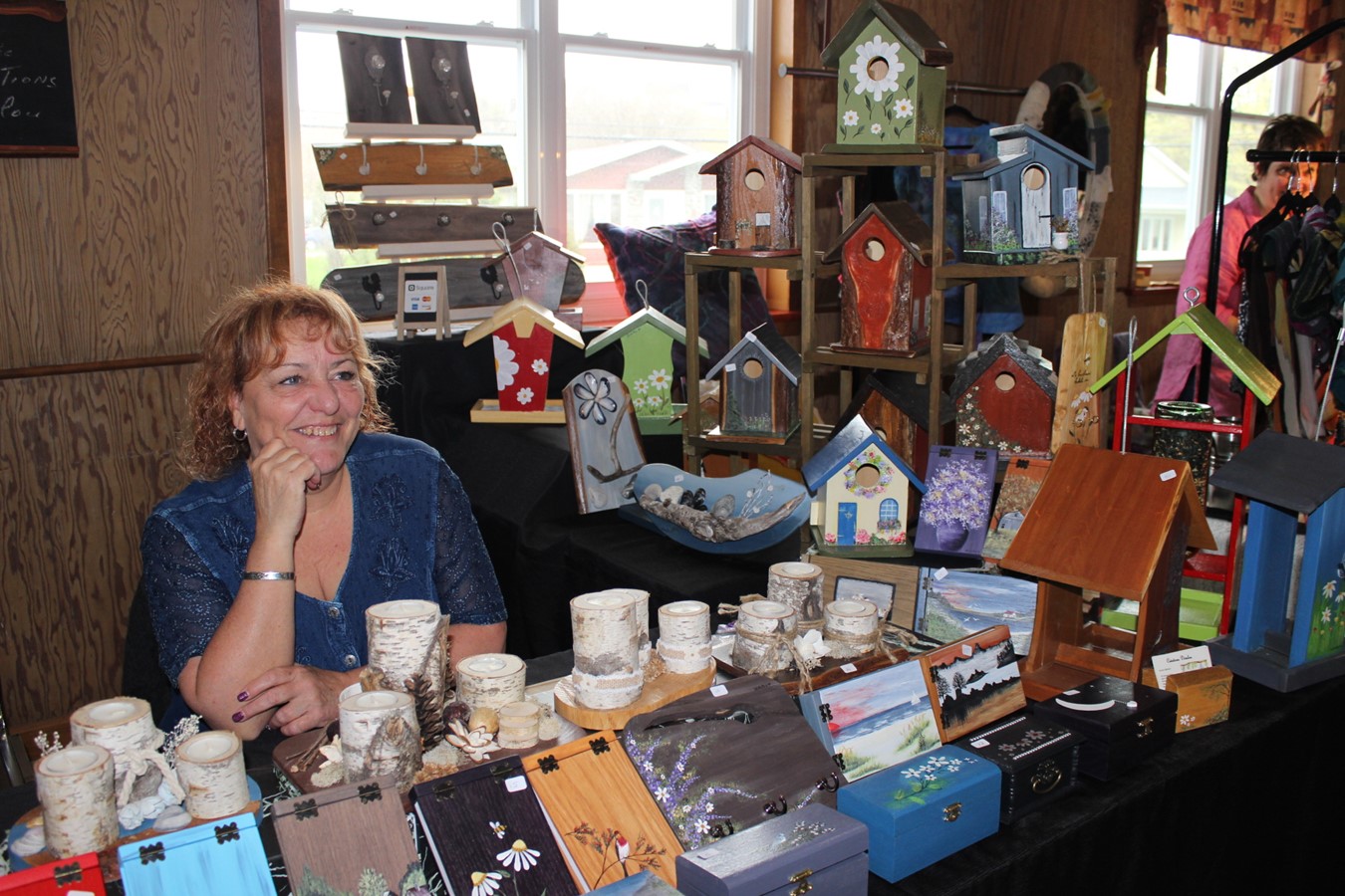Parmi les artisanes locales, Diane Benoit, qui demeure sur le chemin Chabot, a présenté ses Créations Divalou qui regroupe des pièces récupérées avec imagination, dont ses cabanes à oiseaux, coffrets et chandeliers. 