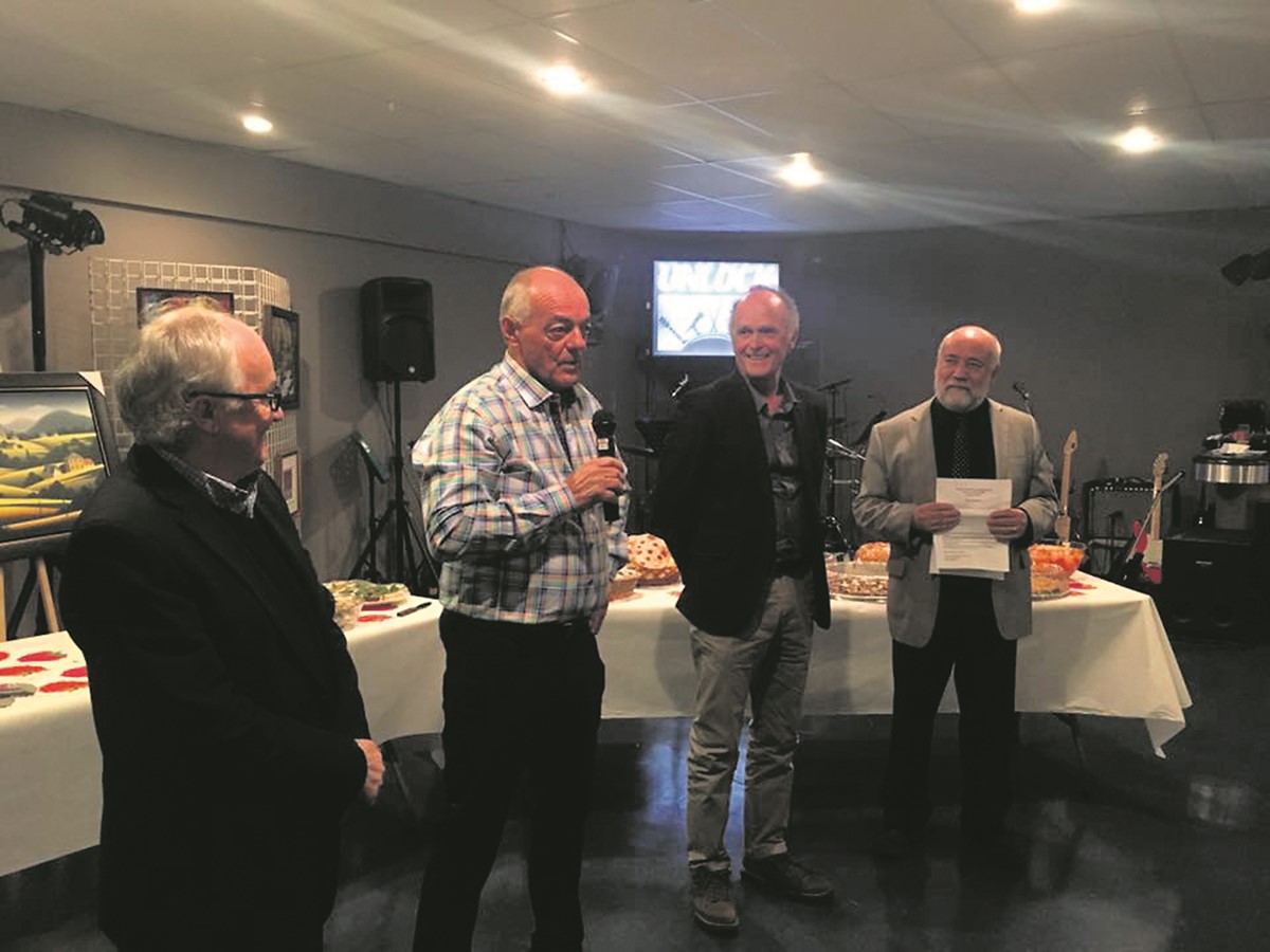 Dans l’ordre habituel, Rénald Gauthier, président fondateur du Symposium; Alain Fournier, président d’honneur du souper bénéfice; Raymond Quenneville, président d’honneur de la 19e édition qui se tiendra du 1er au 4 septembre prochain et le président du conseil d’administration Mario Morand, étaient réunis pour le tirage des prix lors du souper bénéfice.