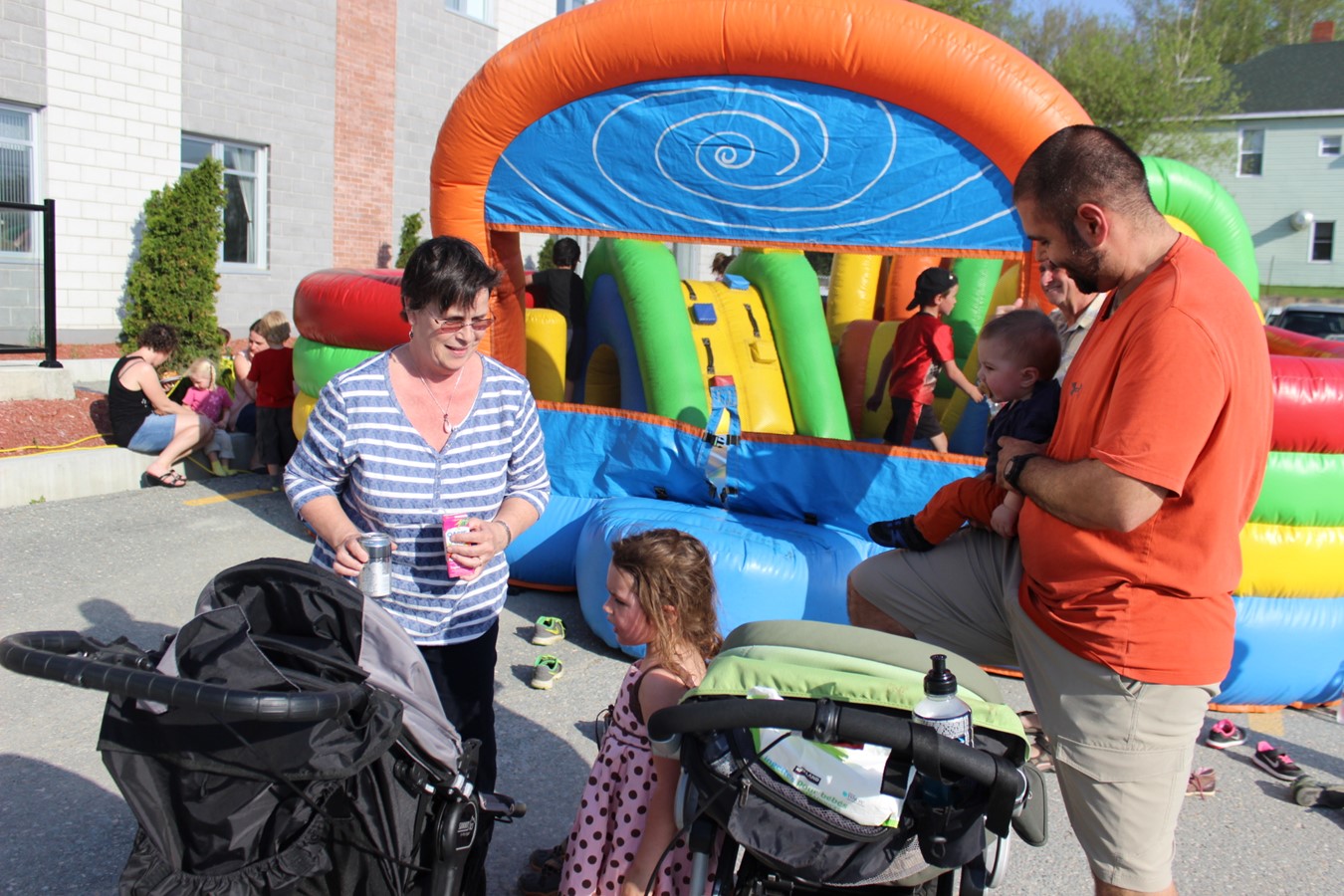 Deux gonflables étaient installés sur le stationnement du Général Marché Principal pour les enfants.