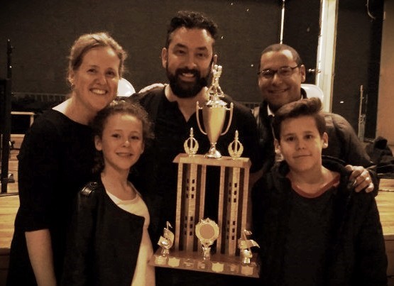 Une photo de Donald Dubuc lors de la remise de son prix avec un couple d’amis regroupant le Sidney Bichotte, Fabienne Côté et leurs enfants.