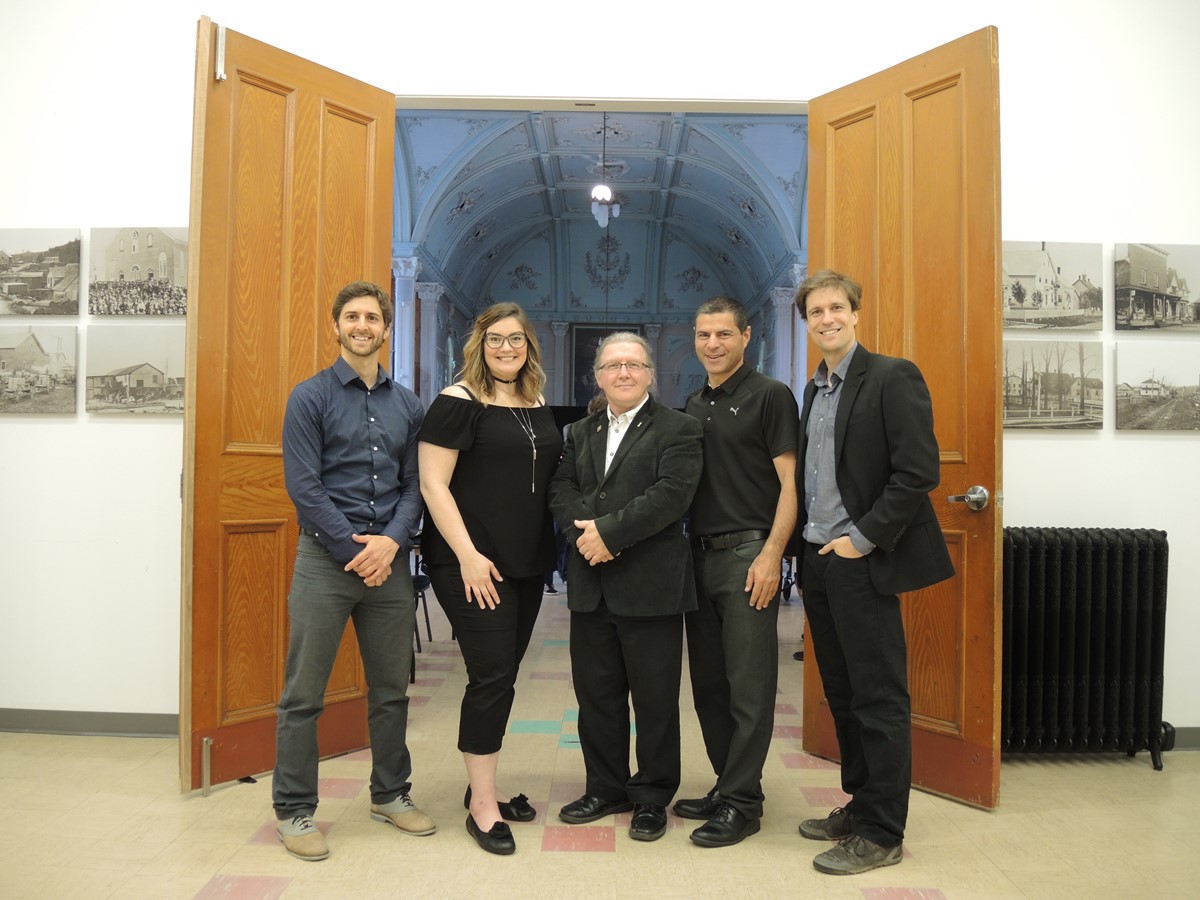 Julien Benoit, directeur de la coopérative Destination Saint-Camille, Karine Vallières, Benoit Bourassa, Alain Rayes, député de Richmond-Arthabaska, et Olivier Brière posent à l’entrée du centre multifonctionnel Le Camillois.  