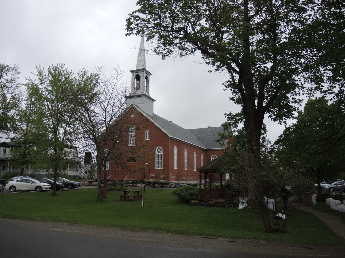 La conversation de l’église de Saint-Camille en centre multifonctionnel, conservant son lieu de culte, permet une belle alternative pour conserver le bâtiment au cœur du village.