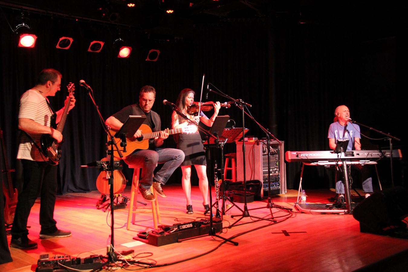 Le groupe Longueur d’onde lors du spectacle bénéfice au Centre d’art. Dans l’ordre habituel : Gerry Labrecque (basse et voix), Clément Beaubien (guitares et voix), Isabelle Gosselin (violon et back-vocal), Normand Carpentier (clavier et voix).