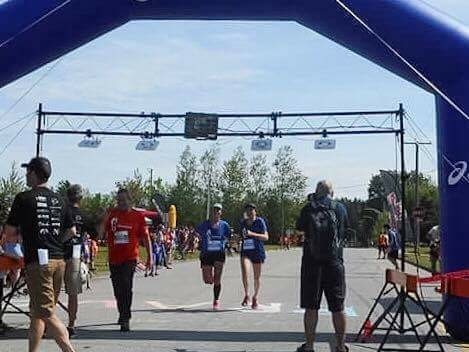Deux amies franchissent le 10 km du la Course du Tournesol