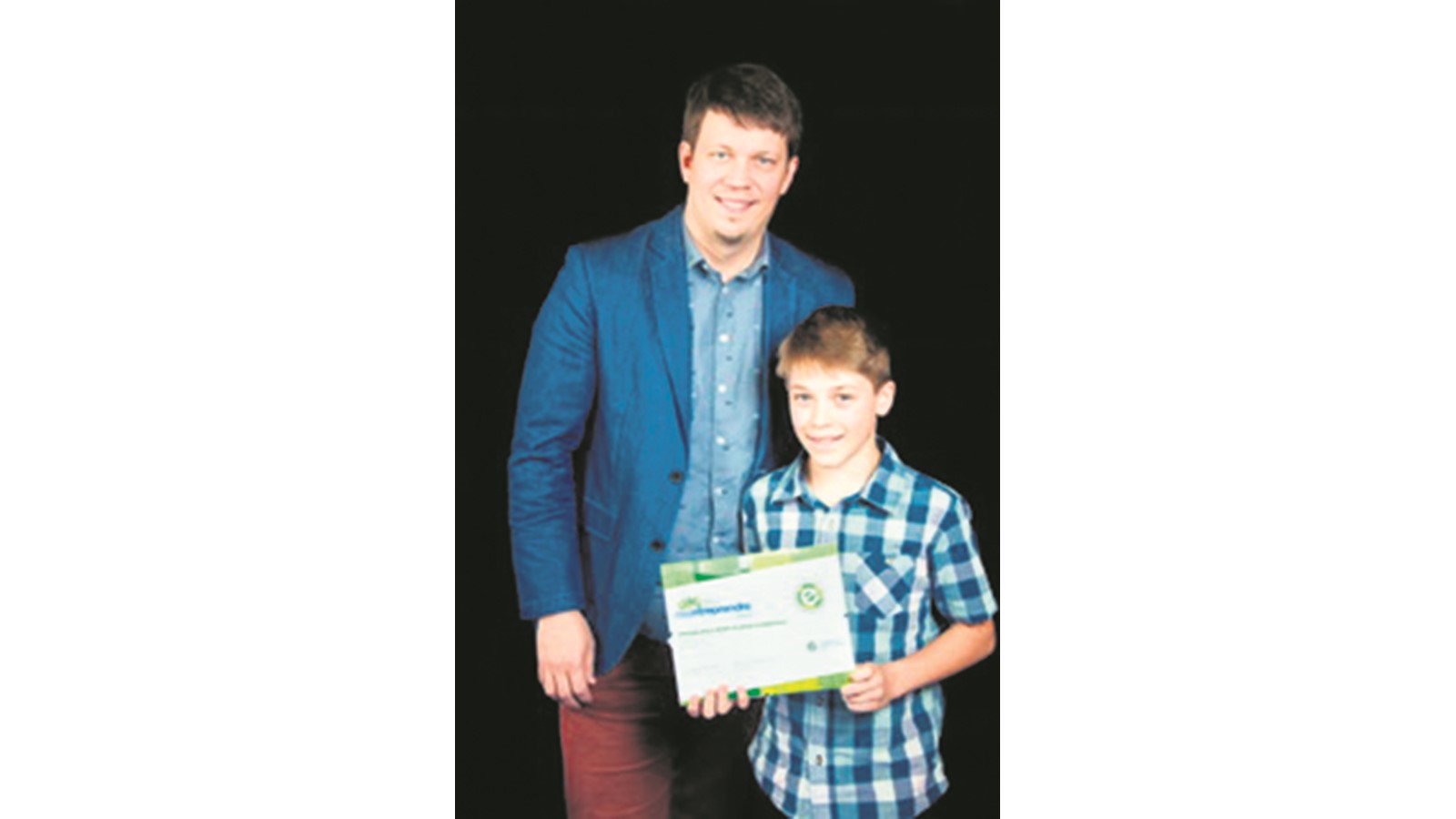 Victor Roy a fièrement reçu le prix du lauréat régional au niveau secondaire premier cycle pour son projet de Soccer-Golf à Asbestos.