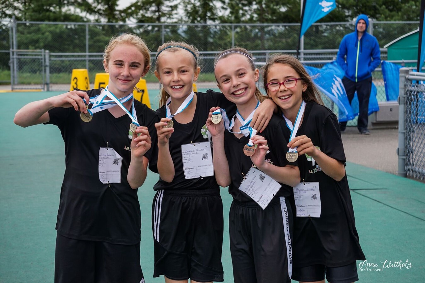 Audrey Paradis, Charlie Tremblay, Arielle Boudreau et Malory Guillemette, détenteurs du Record 4 x 100 m.