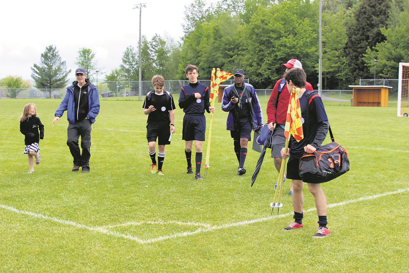 Un premier samedi à domicile au terme d’une journée entre les équipes de Windsor et Sherbrooke. Une photo regroupant parents, enfant, joueur, arbitres et le directeur technique Gérard Robinson.