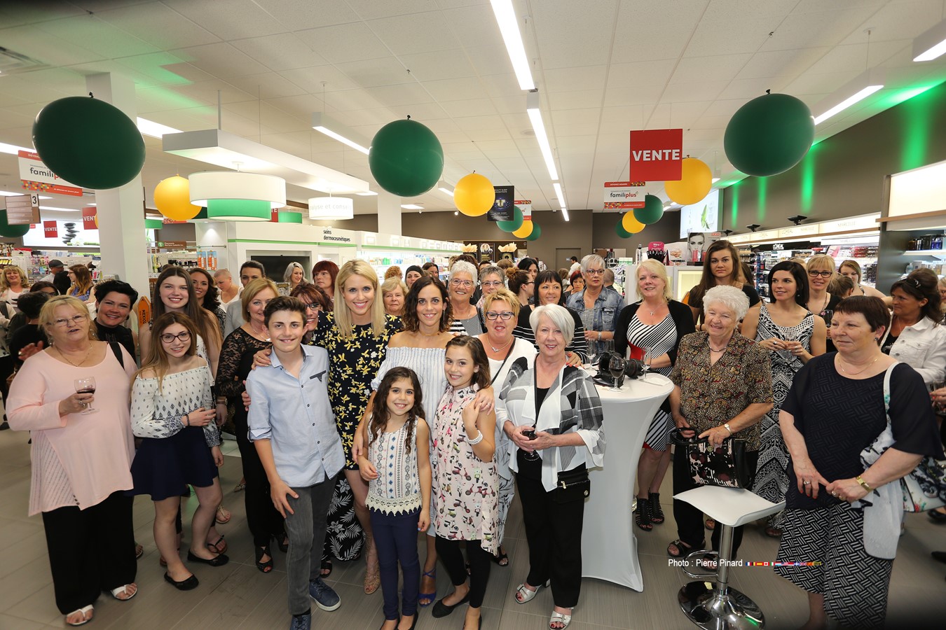 Une photo réunissant parents, amis et client sur laquelle apparaissent Marilyne Isabelle et Anouk Meunier.
