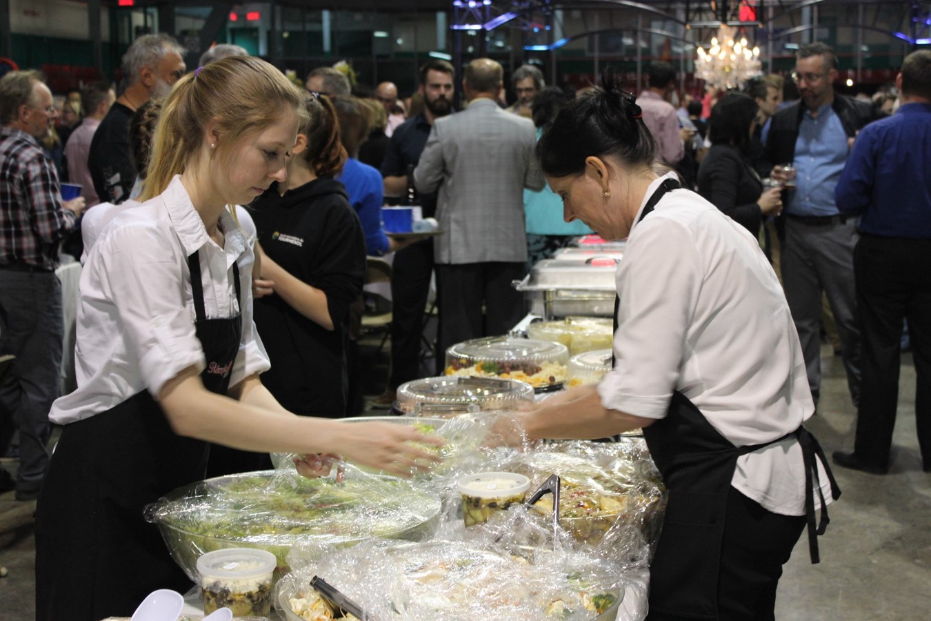 Deux employés de Réception 108 préparant le buffet.