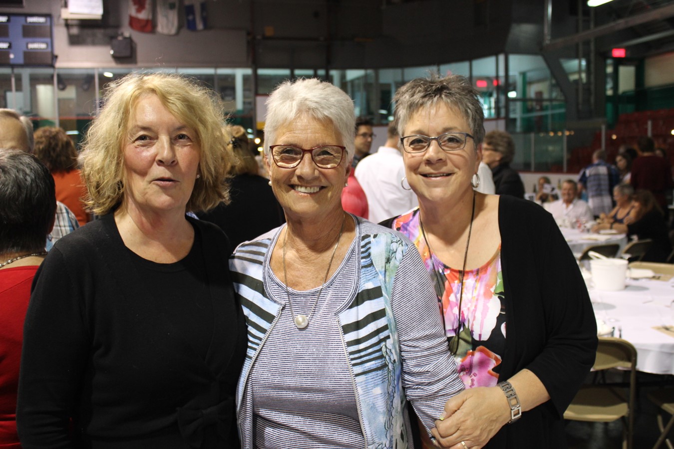 Trois sœurs qui ont à cœur le souper annuel : Hélène, Diane et Julie Sundborg.