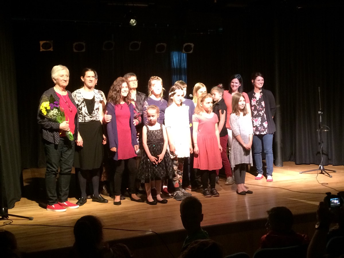 Les jeunes boursiers Alyssia Shanon Mercier, Kristin Webster et Youri Desservetaz  avec Ian Matheson et Danielle Surprenant, donateurs et leur professeur Catherine Morin, ainsi que Lily-Ann et Angélique Laliberté, médaillée d’or et d’argent au Festival-concours de musique de Sherbrooke et leur professeur Diane Duguay.