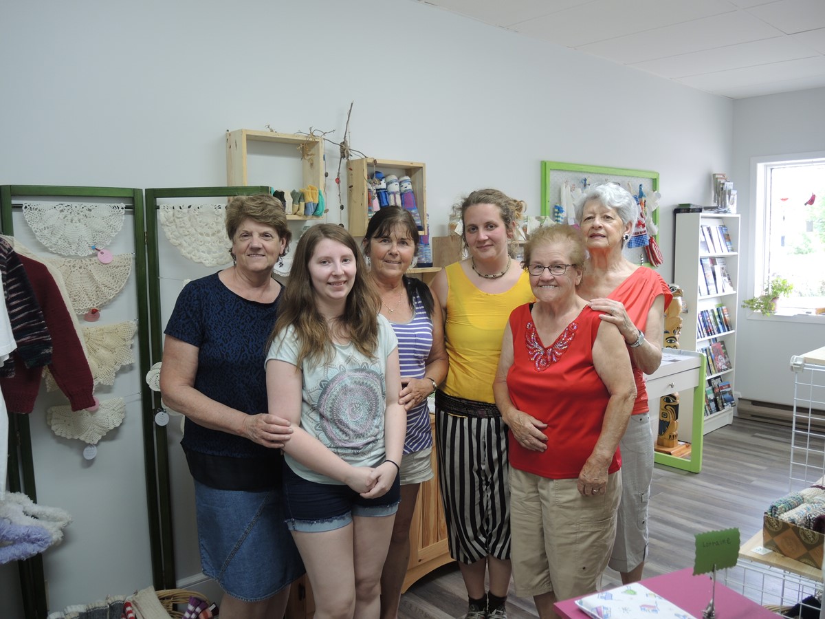Loraine Arsenault, Jessica Lemay, Monique Royer, Ariane Paré, Rita Bissonnette et Édith Gauthier ont présenté le nouveau BIT «Les trouvailles de chez nous», à Saint-Camille.  