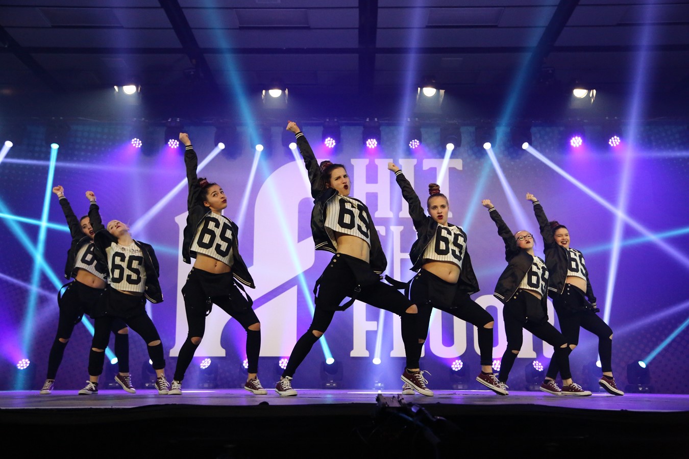 Dans le désordre, Océane Fréchette, Sara-Jeanne Guérette, Éloïse Gaulin, Rosie Croteau, Jasmine Duplessis et Laurence Trépanier forment la troupe Ko Krew (Photo Jonathan Mercier)