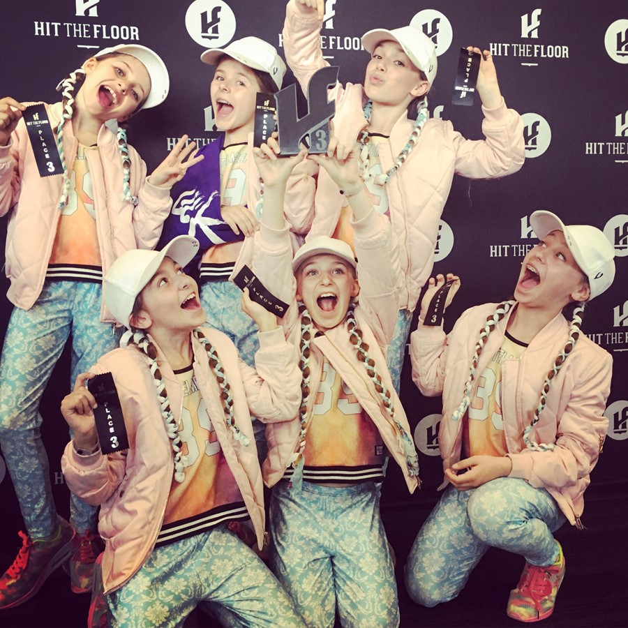 Dans le désordre, Sabryna Briza, Arielle Boudreau, Florence Croteau, Laurie Pinard, Phoébé Boisclair et Jade Vaillancourt forment la troupe des Lil’K.
