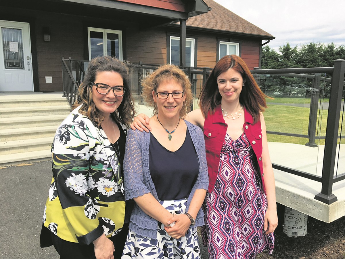 Karine Vallières, la Dre Nathalie Roy et la Dre Marie-Hélène Proulx étaient réunis à la clinique de Saint-Georges-de-Windsor.
