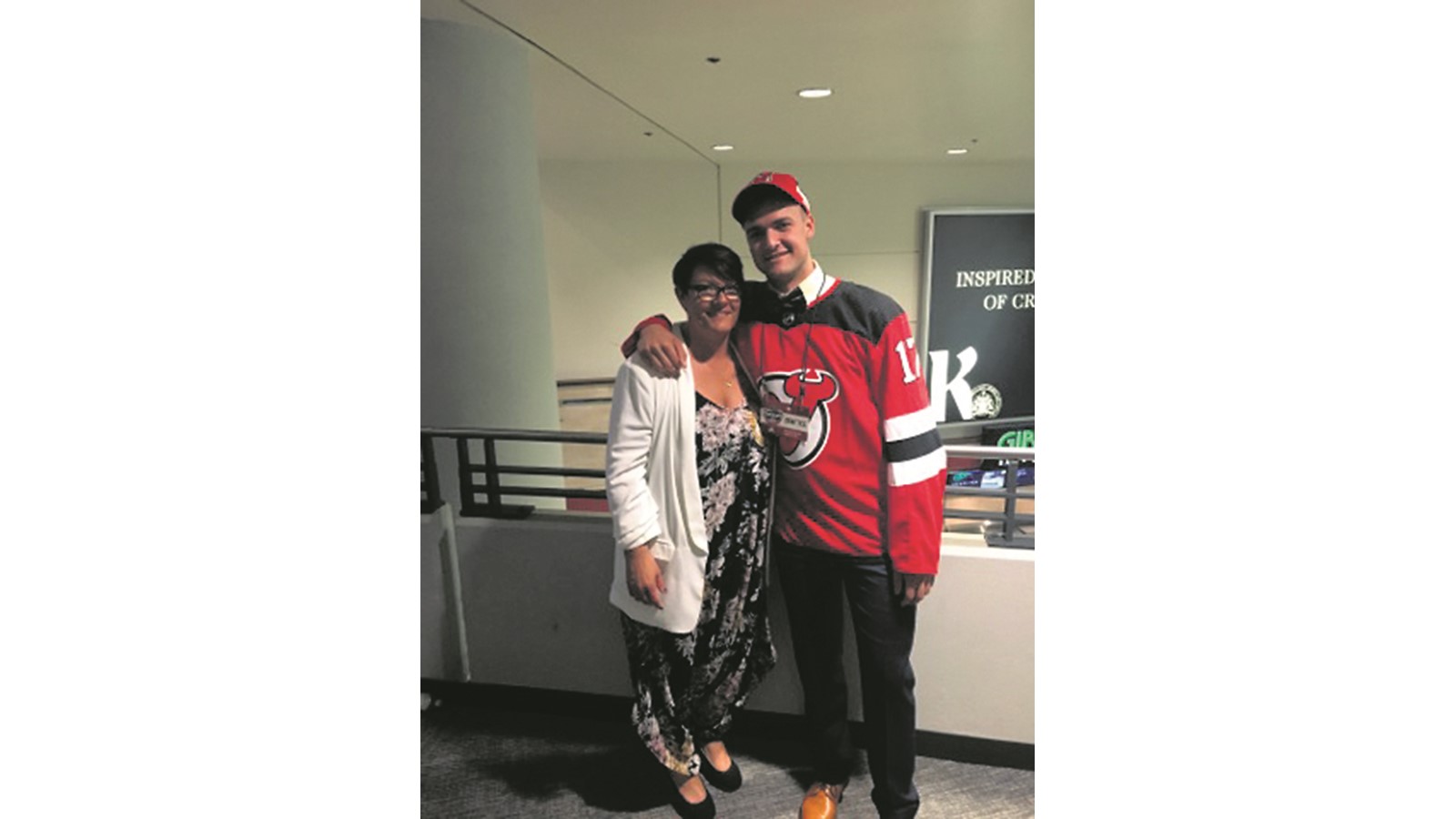 Jocktan partage sa fierté et sa joie avec sa mère Maryse Viens.