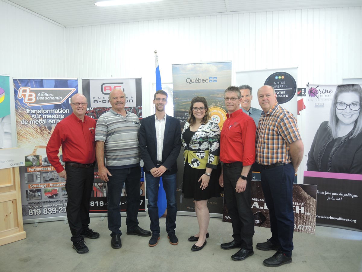 Hugues Grimard, Roger Groleau, président de Mécanique industrielle A.L. Tech., Valentin Collot, chargé de projet chez Helfy Canada, Karine Vallières, Alain Gagnon, président de Enseignes A. Gagnon et Francois Gouin, président de ABS Remorques, étaient réunis dans les locaux Enseignes A. Gagnon à Danville.