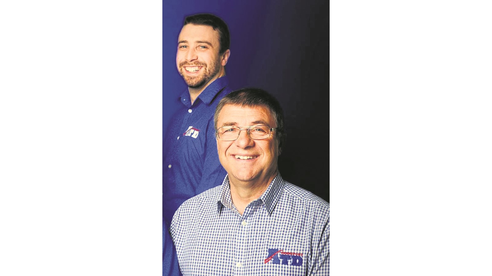 André Tessier, à l’avant plan, a passé les pouvoirs de Transport ATD à son fils, Ghislain, en arrière plan