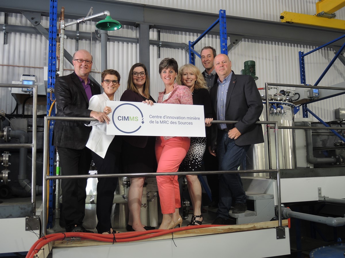 Hugues Grimard, Marie-France Bélanger,  Karine Vallières, Marie-Claude Bibeau, Gillian Holcroft, présidente de MagOne, Éric Fernet, responsable du Service de liaison cégep-entreprises au Cégep de Sherbrooke et directeur par intérim du CIMMS, et François Gouin étaient fiers d’officialiser la mise en place du CIMMS.