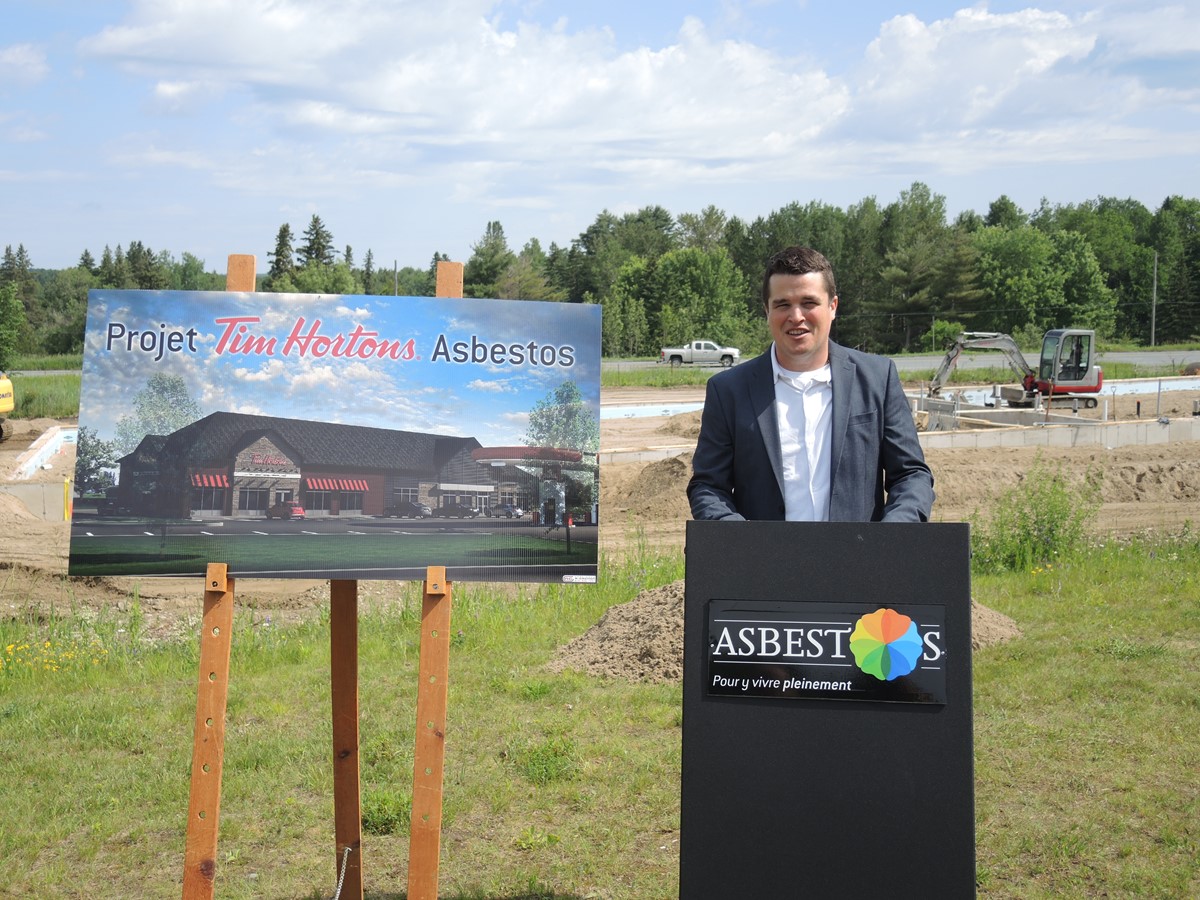 Bruno St-Onge est fier d’annoncer l’ouverture du Tim Hortons à Asbestos pour le 25 octobre prochain.