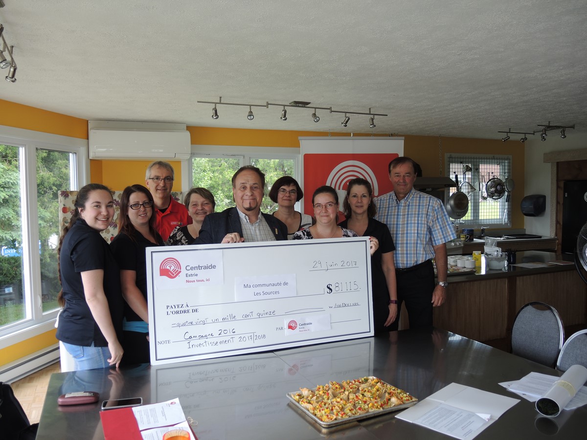 Florence Bélisle (Cuisine amitié), Christina Brisson(Cuisine amitié), Alain Roy (CDC des Sources), Lyne Mayer (Cuisine Amitié), Claude Forgues, Marie Lachance (Cuisine Amitié), Véronique Poirier (Service Budgétaire des Sources), France Blanchet (Cuisine Amitié) et Denis Hinse (La Croisée des Sentiers) étaient réunis pour la remise du chèque symbolique de Centraide Estrie.
