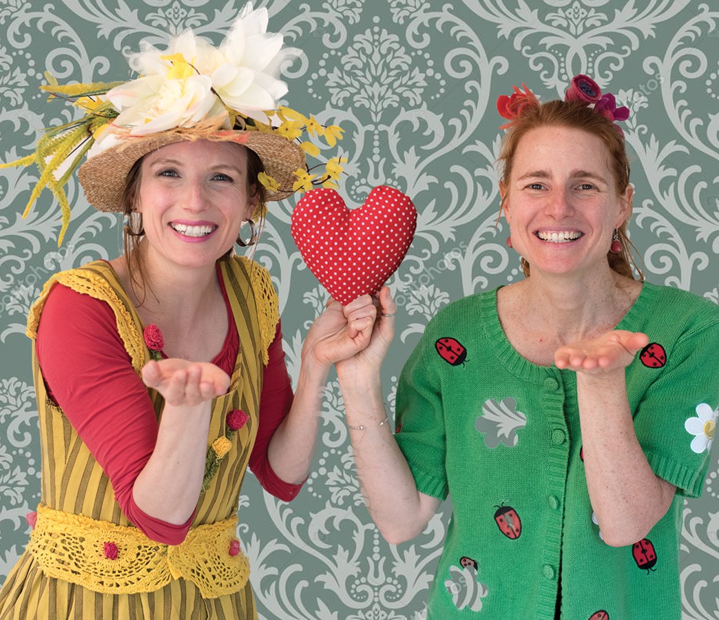 Marilou Ferlandt et Marie Tison invitent les jeunes à participer activement lors de leur spectacle.