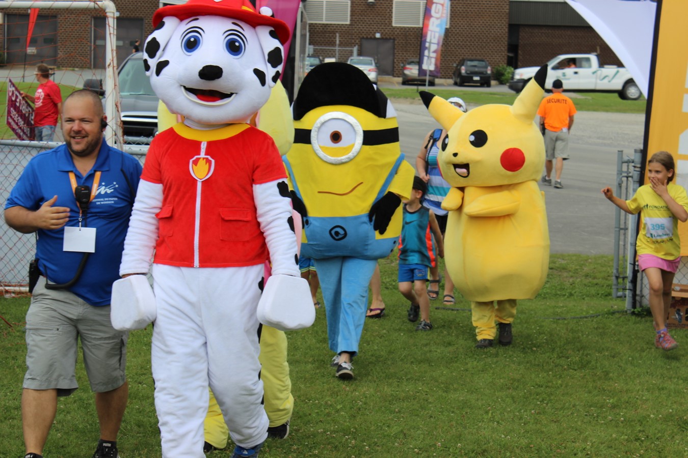 L’arrivée des mascottes dans l’environnement des gonflables. 