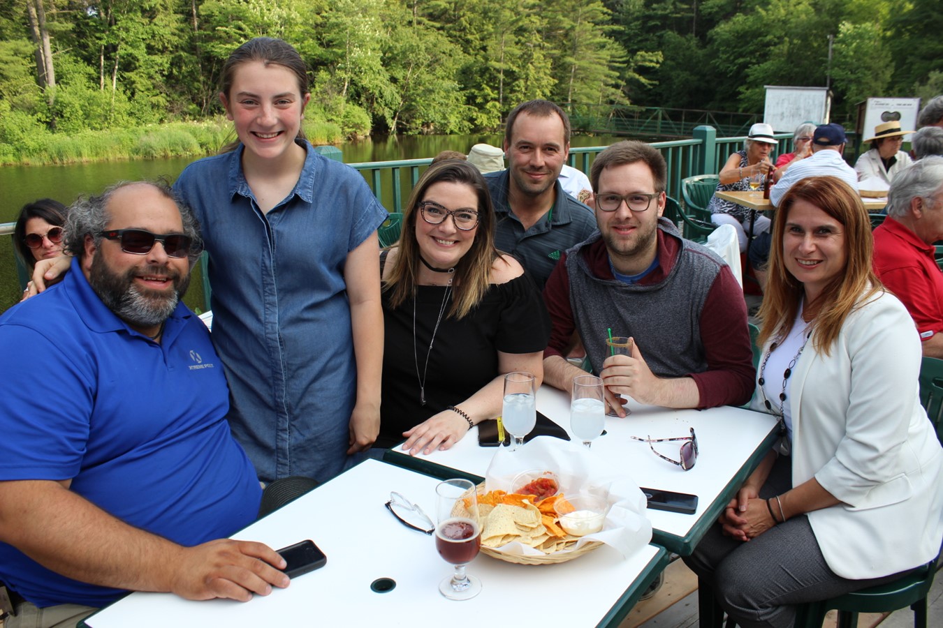 La députée du comté de Richmond, Karine Vallières, a participé financièrement à l’agrandissement de la terrasse. Elle accompagnée de proches et collaborateurs.