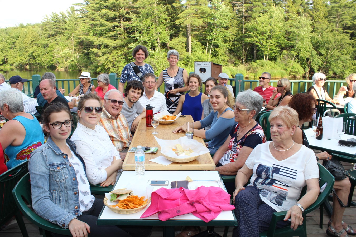 Debout à l’extrémité de la table (à droite), Mireille Chamberland accompagnée de ses proches et amis.