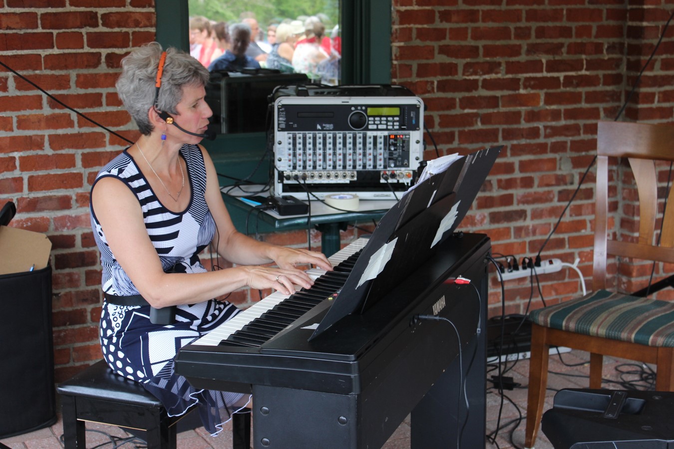 Mireille Chamberland au piano.