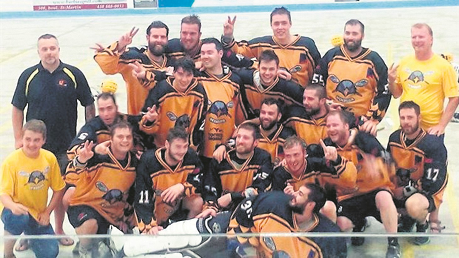 Quatre coupes d’affilées pour l’équipe des Aigles séniors, dont celle de 2015 sur laquelle est regroupé les joueurs. Windsor pourrait récolter une cinquième coupe durant le prochain week-end.