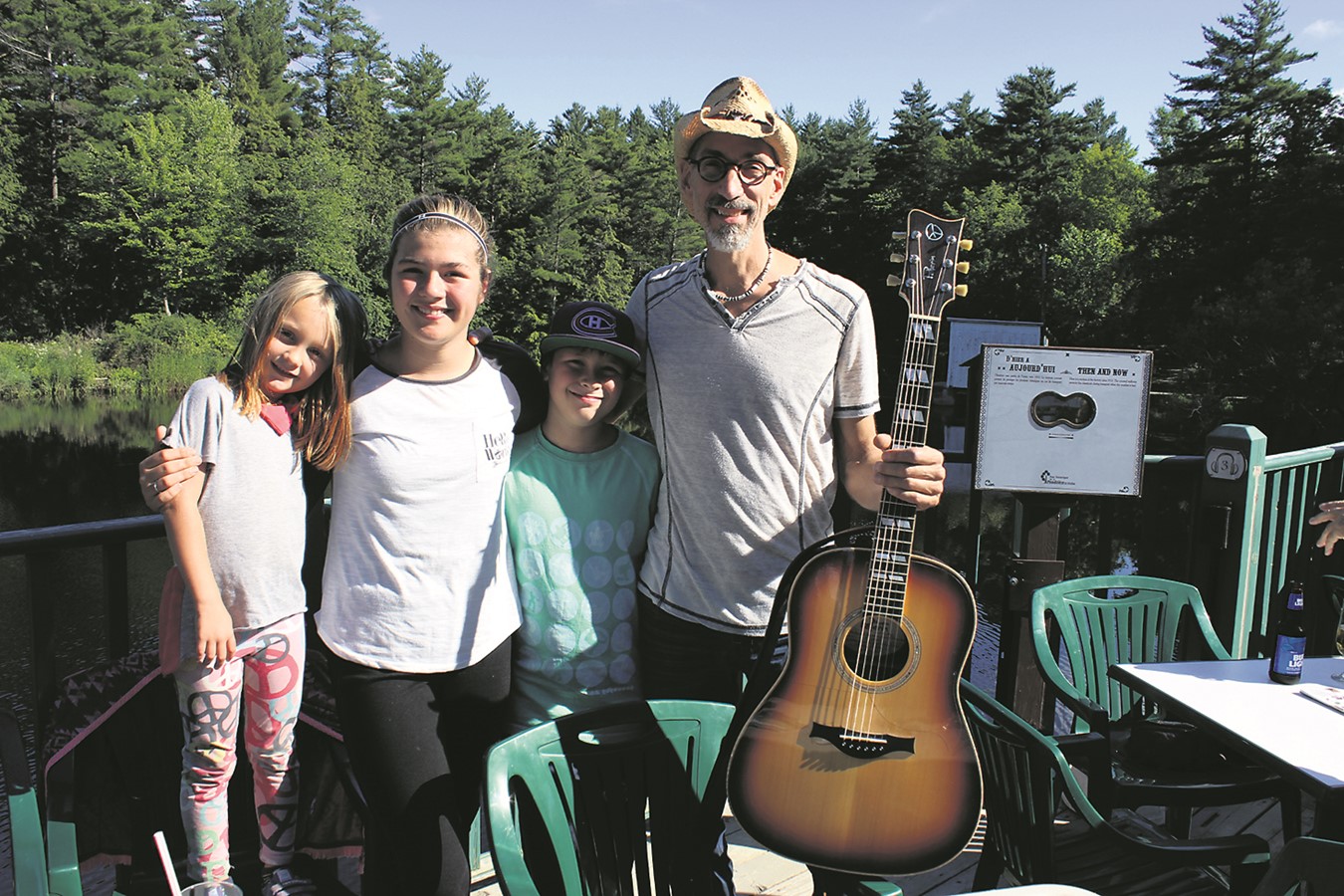 Michel Ouellet accompagné de ses trois enfants, Cloé, Enola et Isaac.