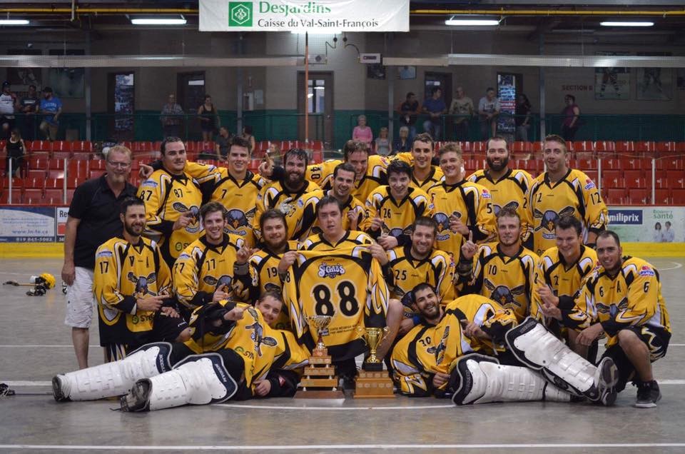 Les Aigles séniors, gagnants des séries éliminatoires du Circuit québécois de crosse sénior.