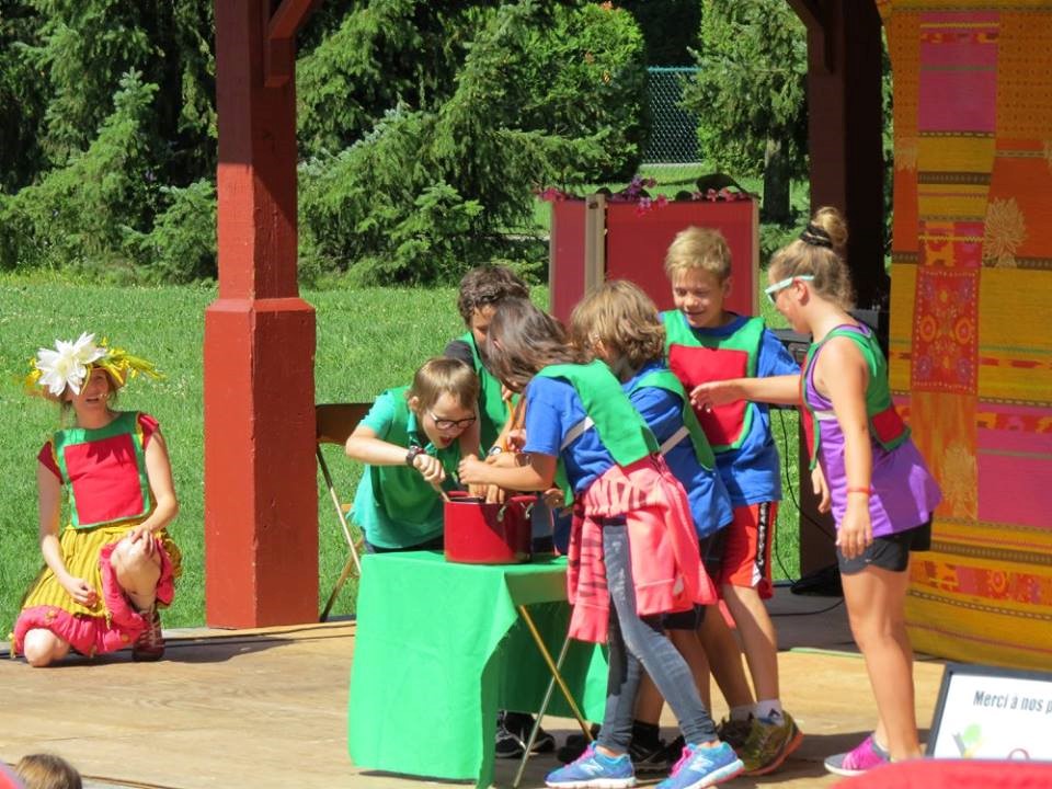De nombreuses familles ont assisté au «Spectacle dont vous êtes le héros» de Les Ateliers du Pissenlit de Danville.